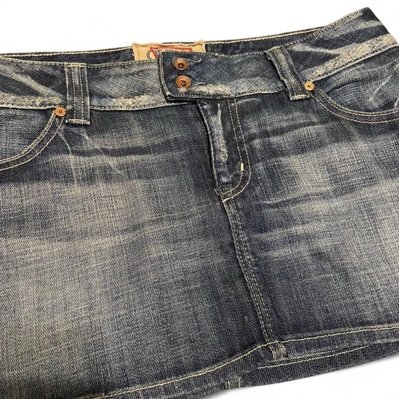 GUESS - Picture 3 of 6